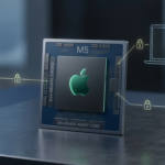 애플 로고와 'M5' 문구가 새겨진 프로세서 칩을 중심으로 아이폰, 맥북, 애플워치의 윤곽선이 연결된 3D 렌더링 이미지. 기기 내부에 자율 실행을 의미하는 톱니바퀴 아이콘과 보안을 상징하는 열쇠 아이콘이 포함되어 온디바이스 AI의 핵심 가치를 표현함.